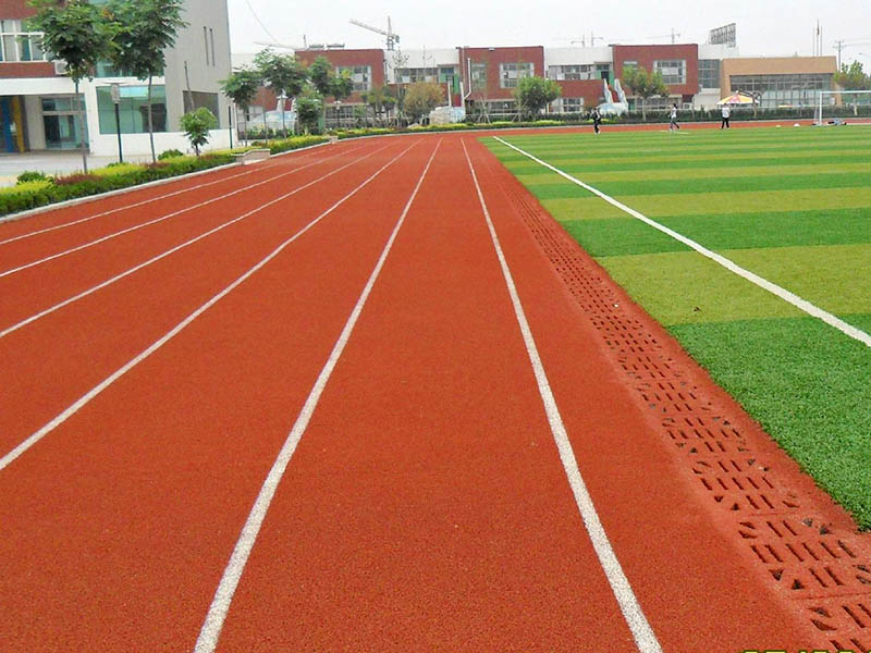 100米塑膠跑道與公路跑步哪個快？